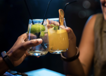 Drinks adulterados com metanol não são perceptíveis na aparência. Foto: FreePik