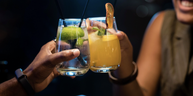 Drinks adulterados com metanol não são perceptíveis na aparência. Foto: FreePik