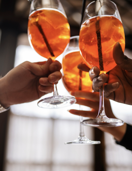 Drinks adulterados com metanol não são perceptíveis na aparência. Foto: FreePik