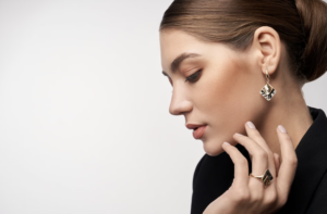 Complementos que dão certo: como usar brincos, anéis, colares e pulseiras. Foto: FreePik