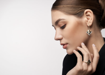 Complementos que dão certo: como usar brincos, anéis, colares e pulseiras. Foto: FreePik