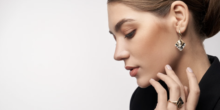 Complementos que dão certo: como usar brincos, anéis, colares e pulseiras. Foto: FreePik