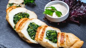 rolê de frango com ricota e espinafre
