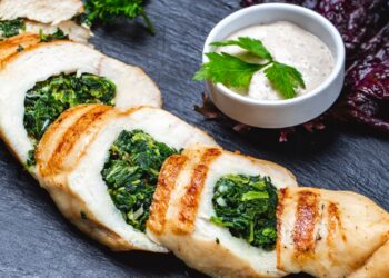 rolê de frango com ricota e espinafre