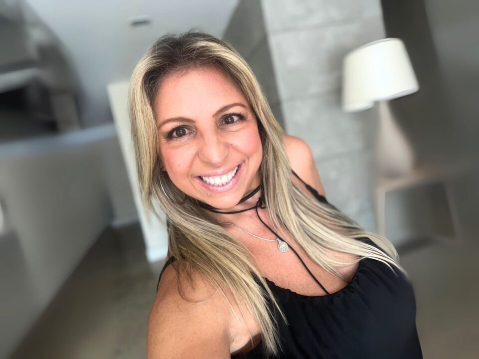 A advogada Fabiana Chechia, de 53 anos, é uma das protagonistas da quinta edição do reality "Casamento às Cegas Brasil" e afirma que "nunca é tarde para o amor". Foto: Arquivo Pessoal.
