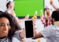 Espelhando celular na TV - Créditos: depositphotos.com / HayDmitriy
