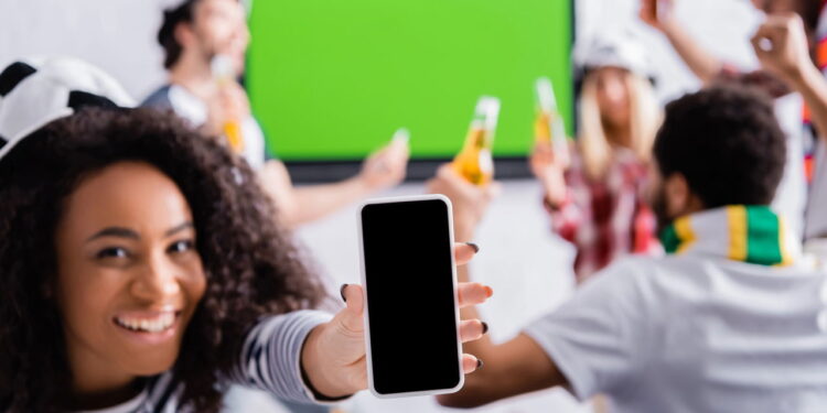Espelhando celular na TV - Créditos: depositphotos.com / HayDmitriy