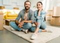 Casal feliz em sua casa - Créditos: depositphotos.com / AllaSerebrina