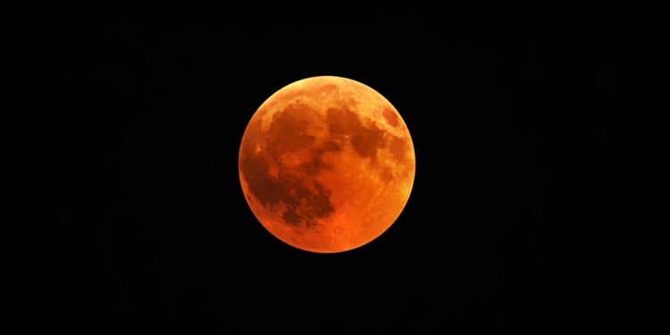 Que horas vai ser o eclipse lunar