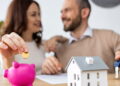 Casal feliz com economia - Créditos: depositphotos.com / HayDmitriy