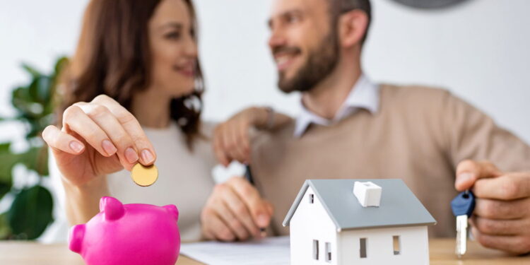 Casal feliz com economia - Créditos: depositphotos.com / HayDmitriy