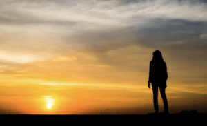 O ambiente em que vivemos e as pessoas ao nosso redor definem o que sentimos a todo momento. Foto: FreePik