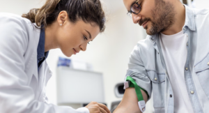 Conheça a importância de fazer exames de rotina. Foto: FreePik