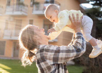 Família feliz com qualidade de vida - Créditos: depositphotos.com / Veronika_GorianskaBO
