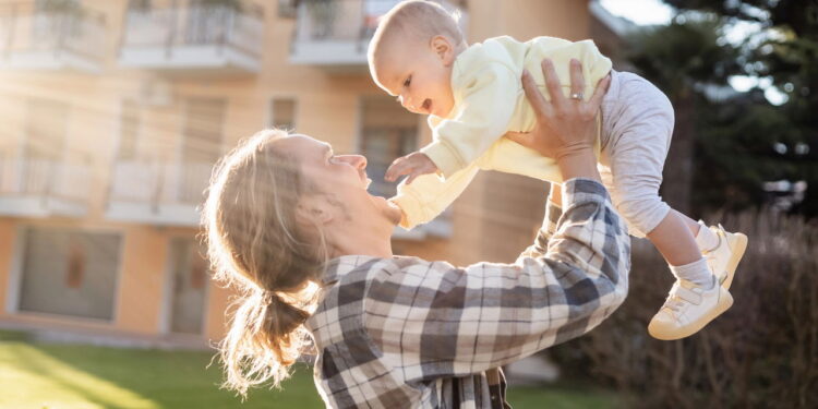 Família feliz com qualidade de vida - Créditos: depositphotos.com / Veronika_GorianskaBO