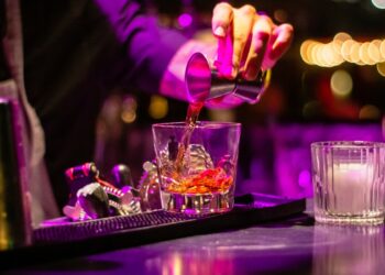 Levantamento aponta que 36% das bebidas vendidas no país são adulteradas - Crédito: Unsplash│Louis Hansel