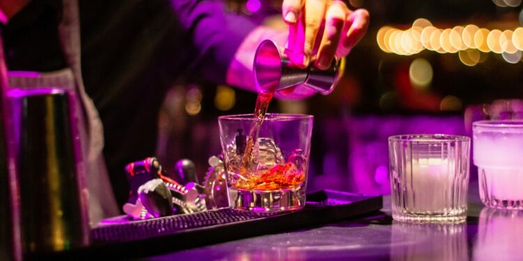 Levantamento aponta que 36% das bebidas vendidas no país são adulteradas - Crédito: Unsplash│Louis Hansel