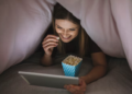 Ver filmes antes de dormir prejudica a saúde geral. Foto: FreePik