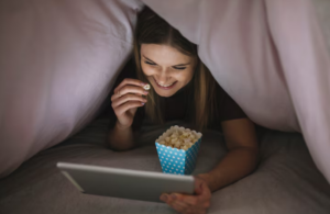 Ver filmes antes de dormir prejudica a saúde geral. Foto: FreePik