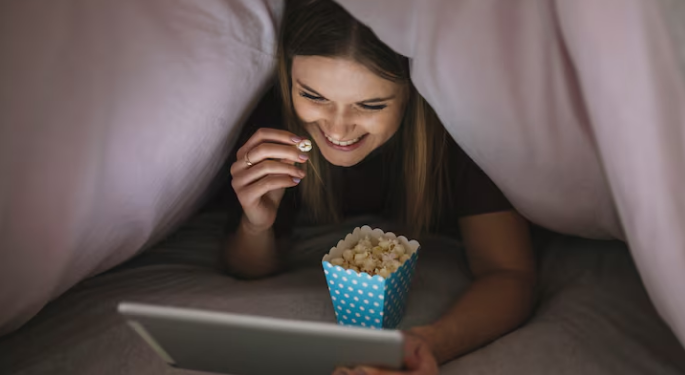 Ver filmes antes de dormir prejudica a saúde geral. Foto: FreePik
