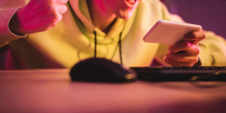 Gamer jogando em celular - Créditos: depositphotos.com / HayDmitriy