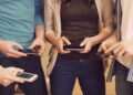 Jovens usando internet móvel - Créditos: depositphotos.com / gpointstudio