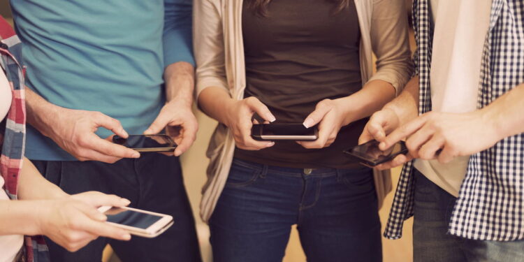 Jovens usando internet móvel - Créditos: depositphotos.com / gpointstudio