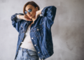 Como usar jaqueta jeans com estilo? Foto: FreePik