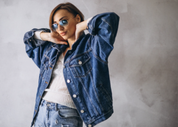 Como usar jaqueta jeans com estilo? Foto: FreePik