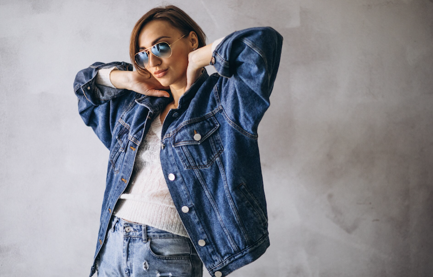 Como usar jaqueta jeans com estilo? Foto: FreePik