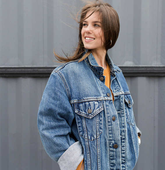Como usar jaqueta jeans com estilo? Foto: FreePik