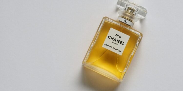 Perfumes de luxo que influenciaram tendências na moda