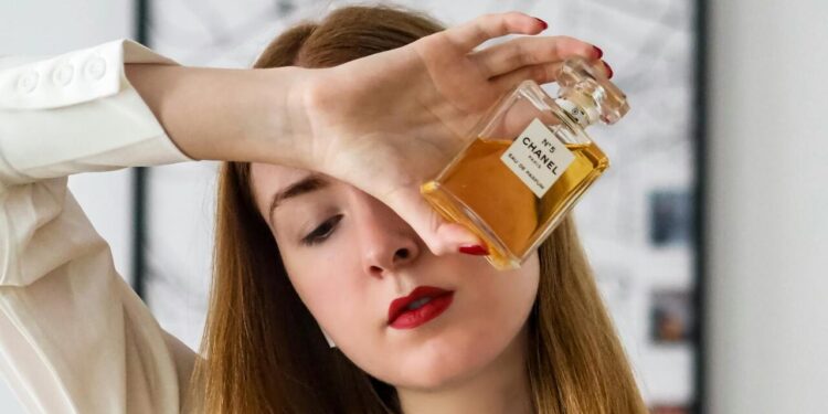 O poder do perfume na moda de luxo