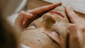 A técnica de massagem facial que reduz linhas de expressão