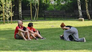 Benefícios de caminhar descalço em gramados
