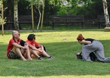 Benefícios de caminhar descalço em gramados