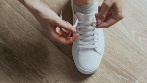 Pode lavar tênis branco na máquina