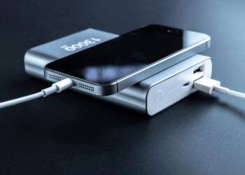 Carregando usando o power bank - Créditos: depositphotos.com / Mvelishchuk