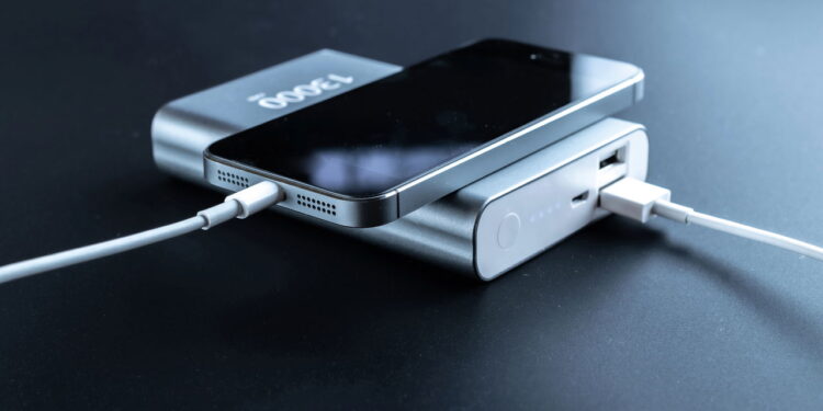 Carregando usando o power bank - Créditos: depositphotos.com / Mvelishchuk