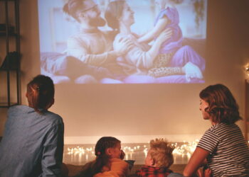 Filme em casa com projetor - Créditos: depositphotos.com / evgenyataman