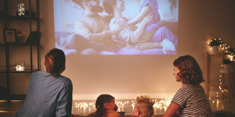 Filme em casa com projetor - Créditos: depositphotos.com / evgenyataman