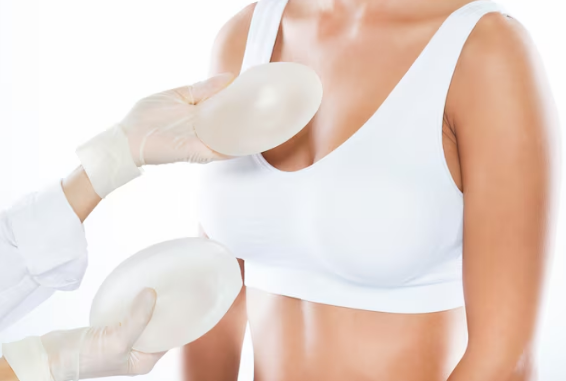 Prótese de silicone atrapalha amamentação? Foto: FreePik