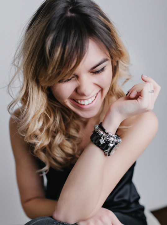 Como compor um visual com relógio? Foto: FreePik