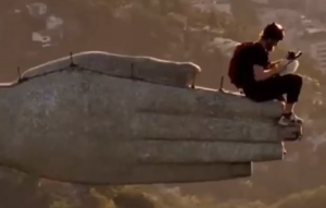 Homem salta de paraquedas de Cristo Redentor. Foto: Reprodução X - @repostei_br