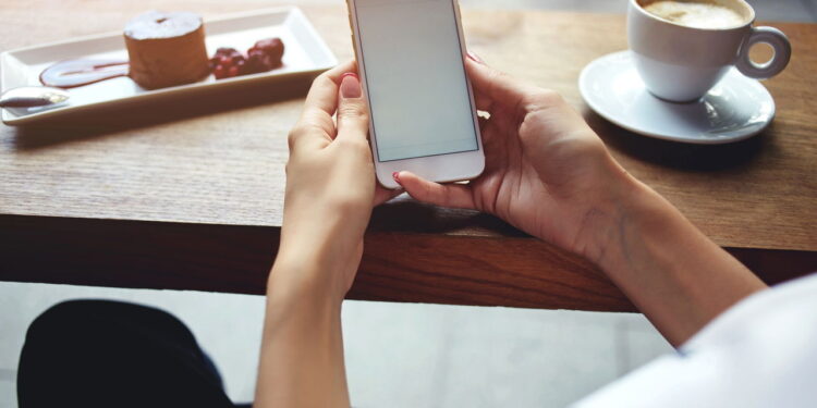 Celular custo beneficio - Créditos: depositphotos.com / GaudiLab