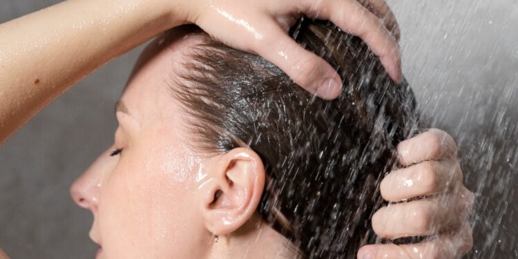 Na perfumaria: 5 shampoos para queda de cabelo - Freepik