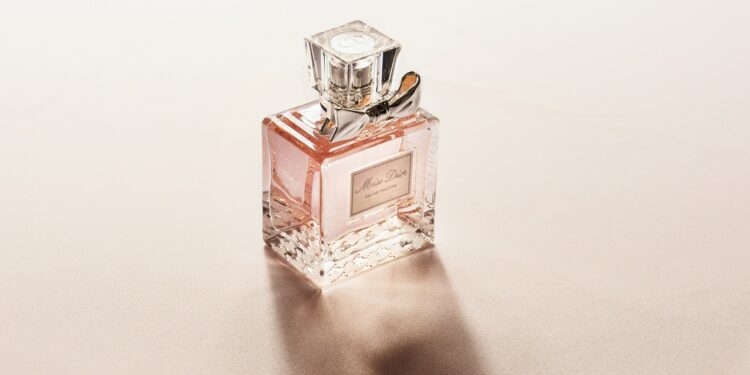 O impacto das embalagens de perfume na moda