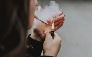 Tabagismo e anticoncepcional, uma mistura perigosa. Foto: FreePik