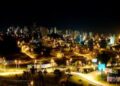 São Carlos a noite - Créditos: commons.wikimedia.org