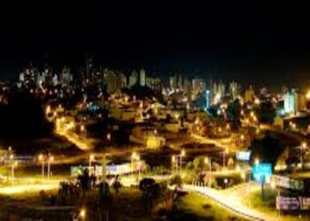 São Carlos a noite - Créditos: commons.wikimedia.org